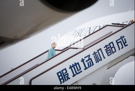 Bundeskanzlerin Angela Merkel geht auf der Gangway auf ihre Regierung Flugzeug auf dem internationalen Flughafen in Chengdu Shuangliu China. 6. Juli 2014. Angela Merkel wird mit einer hochrangigen Wirtschaftsdelegation begleitet und wird in China bis 8. Juli 2014 bleiben. Merkel ist auch geplant, Bejing während ihrer Reise besuchen. Foto: Kay Nietfeld/dpa Stockfoto
