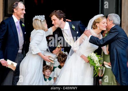 Rom, Italien. 5. Juli 2014. Prinz Lorenz und Prinzessin Astrid von Belgien, das Brautpaar Elisabetta Prinzessin und Prinz Amedeo von Belgien und Gräfin Lilia de Smecchia (versteckt) und Ettore Rosboch von Wolkenstein nach privaten Zeremonie in der Basilika di Santa Maria in Trastevere in Rom, 5. Juli 2014. Foto: Patrick van Katwijk - kein Draht-SERVICE-/ Dpa/Alamy Live News Stockfoto