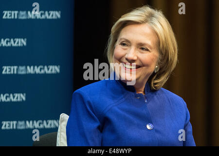 Berlin, Deutschland. 6. Juli 2014. Ehemalige US-Außenministerin Hillary Clinton präsentiert ihre Autobiografie "Schwierige Entscheidungen" in Berlin, Deutschland, 6. Juli 2014. Foto: Maurizio Gambarini/Dpa/Alamy Live News Stockfoto