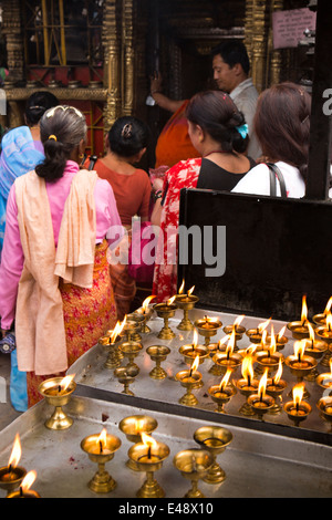 Nepal, Kathmandu, Asan Tole, Annapurna Tempel, Lämpchen rituellen Opfergaben brennen Stockfoto