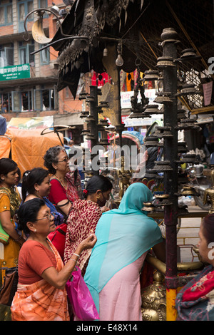 Nepal, Kathmandu, Asan Tole, Annapurna Tempel, Gläubige beten Stockfoto