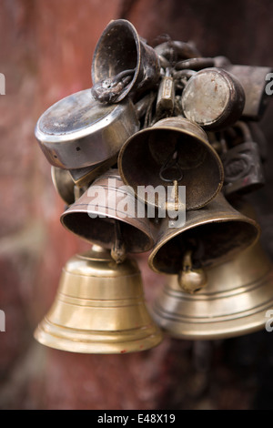 Nepal, Kathmandu, Bodhnath, Glocken befestigt Kette Verschluss stupa Stockfoto