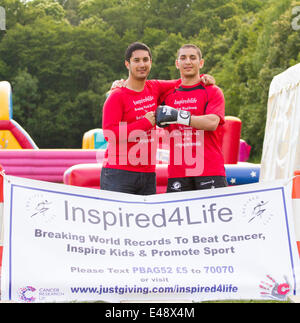 Southgate Hockeyclub, London, UK, 5. Juli 2014. Kaveh Fatemian schlägt einen Boxsack für 52 Stunden brechen den bisherigen Weltrekord um Geld für Krebs Forschung UK. Stockfoto