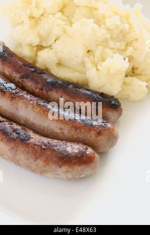 Bangers and Mash eine herzhafte Mahlzeit mit Wurst und Kartoffelstock Stockfoto