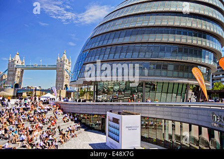 Ansicht des Rathauses zeigt Tower Bridge auf der linken Seite, Southwark, London, England, Vereinigtes Königreich Stockfoto