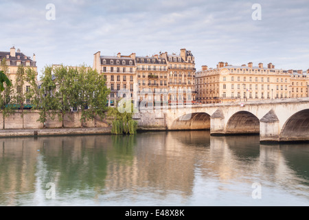 Der Fluss Seine und Paris Apartments, Paris. Die Stadt ist eines der besuchten heute in der Welt. Stockfoto