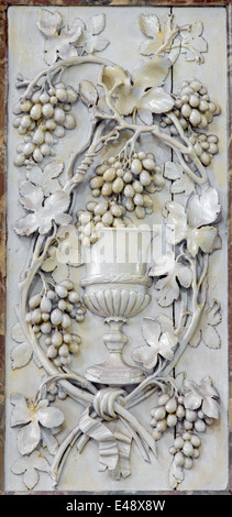 Mechelen - das geschnitzte Relief der GAP als Symbol der Eucharistie und das Blut Jesu Christi in der Kirche unserer lieben Frau in de Dyle. Stockfoto