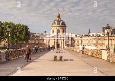 Das Institut de France und der Pont des Arts, Paris. Stockfoto