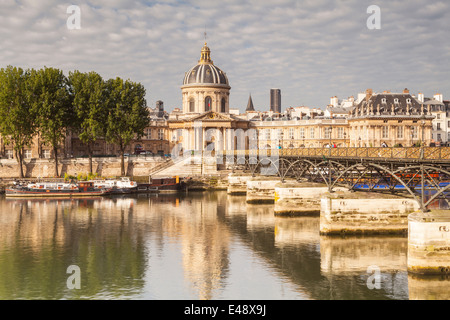 Das Institut de France und der Pont des Arts, Paris. Stockfoto