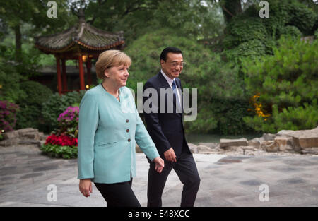 Peking, China. 6. Juli 2014. Deutsche Bundeskanzlerin Angela Merkel (CDU) trifft Chinas Ministerpräsident Li Keqiang in Peking, China, 6. Juli 2014. Merkel besucht China bis 8. Juli 2014. Foto: Kay Nietfeld/Dpa/Alamy Live News Stockfoto