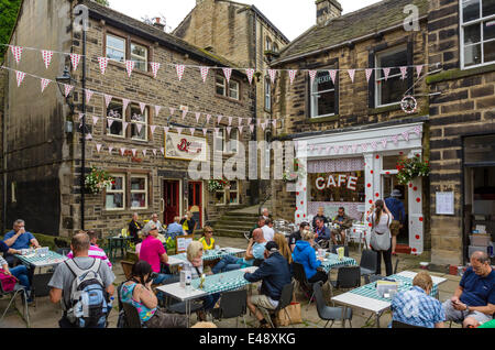 SID Cafe im Zentrum von West Yorkshire Stadt des Holmfirth am Tag der 2. Etappe der Tour de France 2014. Das Stadtzentrum war voll mit Leuten, die, wie auch die Tour genossen ein lokales Essen fest. West Yorkshire, Großbritannien Stockfoto
