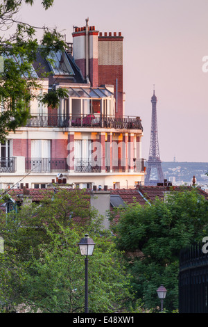 Der Eiffelturm von Montmartre, Paris gesehen. Stockfoto