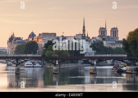 Der Pont des Arts mit Île De La Cité im Hintergrund. Die Ile ist Heimat von Sehenswürdigkeiten wie der Kathedrale Notre Dame de Paris. Stockfoto