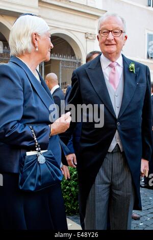 Rom, Italien. 5. Juli 2014. König Albert und Königin Paola von Belgien verlassen nach der Hochzeit der belgische Prinz Amedeo und Lili Rosboch an der Basilica di Santa Maria in Trastevere in Rom, 5. Juli 2014. Foto: Patrick van Katwijk/Niederlande und Frankreich aus - NO-Draht-SERVICE-/ Dpa/Alamy Live News Stockfoto