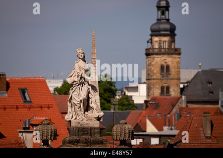 Statue am Domplatz / Domplatz und der Kirche Turm von St. Martin, historische Stadt in Bamberg, Oberfranken, Bava Stockfoto