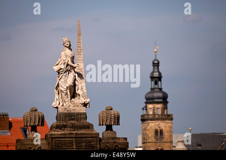 Statue am Domplatz / Domplatz und der Kirche Turm von St. Martin, historische Stadt in Bamberg, Oberfranken, Bava Stockfoto