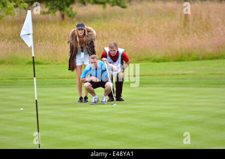 RONAN KEATING und Freundin Sturm UECHTRITZ mit Caddy gesehen Schlange setzen am 8. Grün auf der Promi-Cup im Celtic Manor Resort in Wales. ROBERT TIMONEY/Alamy LiveNews. Stockfoto