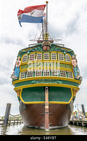 Eine Nachbildung des 17. Jahrhundert Segelschiff "Amsterdam" im Hafen von Amsterdam Stockfoto