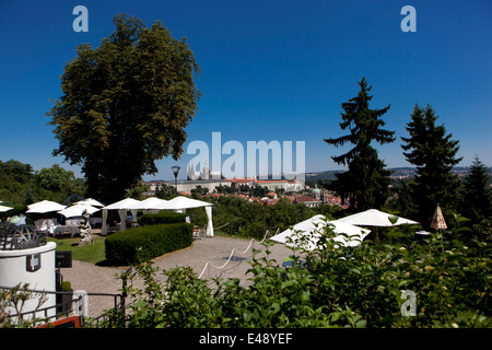 Blick auf Prag von Petrin Hill Restaurant Nebozizek. Im Hintergrund, Prager Burg Tschechien Stockfoto