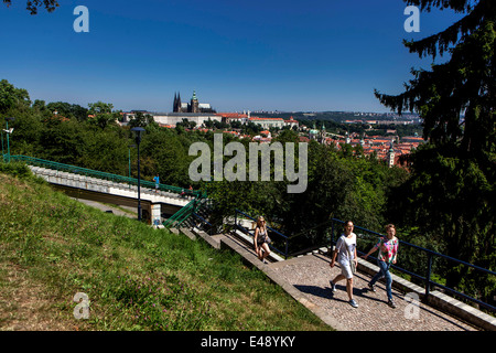 Die Seilbahn zur Petrin Hill Station Nebozizek. Im Hintergrund, Standseilbahn Prager Burg Tschechische Republik, Mittsommer Wanderpark Stockfoto