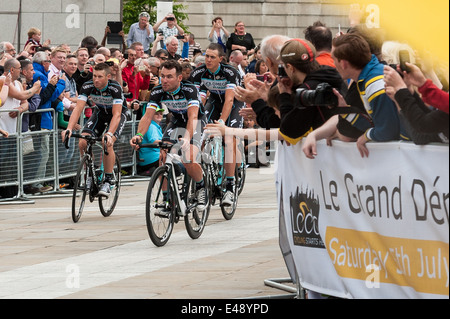 Mark Cavendish führt sein Team OmegaPharma-Quickstep durch Millennium Square in Leeds, da sie nach der Eröffnungsfeier fahren Stockfoto