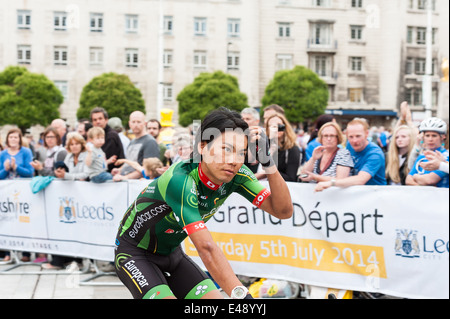 Yukiya Arashiro Team Europcar Fahrten durch das Millennium Square in Leeds Überschrift auf der Tour de France Eröffnungsfeier Stockfoto