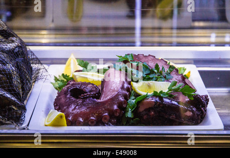 Eine Schüssel mit Oktopus in einer Tapasbar in Valencia, Spanien Stockfoto