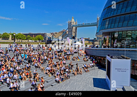 Gruppe von Büroangestellten in der Mittagszeit an mehr London Riverside zeigen, Tower Bridge und die CIty Hall, London, England, UK Stockfoto