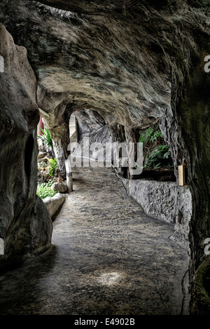 Unterirdischer Höhlengang, der zum buddhistischen Tempel in Khao Tao Hua hin Thailand S. E. Asien führt Stockfoto