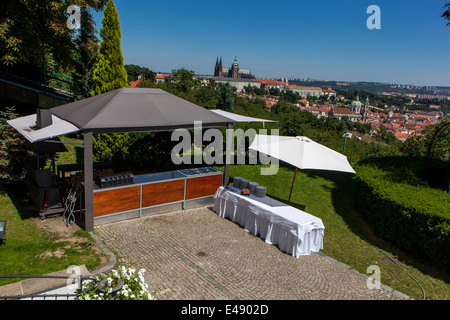 Blick auf Prag von Petrin Hill Restaurant Nebozizek. Im Hintergrund, Prager Burg, Tschechische Republik Stockfoto