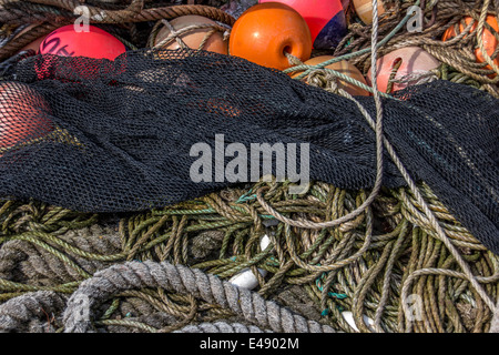 Fischernetze, Seile und schwimmt auf dem Kai Stockfoto