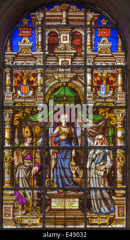 Brüssel - Glasmalerei-Fenster Darstellung st. Gudula in der Mitte (1843) in der Kathedrale von st. Michael und st. Gudula. Stockfoto