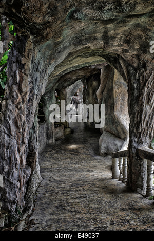 Unterirdischer Höhlengang, der zum buddhistischen Tempel in Khao Tao Hua hin Thailand S. E. Asien führt Stockfoto