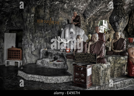 Buddhistische Statue von Mönchen und Elefanten in den Höhlen des Khao Tao Buddhistischen Tempels, Hua hin, Thailand, S. E. Asien Stockfoto