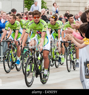 Peter Sagan mit Cannondale Team Reiten durch Millennium Square in Leeds auf seinem Weg nach der Tour de France feierlich eröffnet. Stockfoto