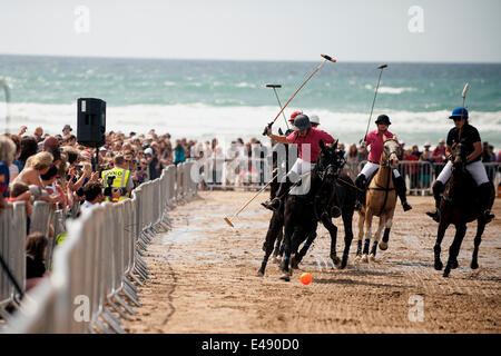 Watergate Bay, Cornwall, UK. 5. Juli 2014. Cornwall, UK. 5. Juli 2014. Damen Polo passen im Veluve Clicquot Polo am Strand, Watergate Bay gespielt wird. Bildnachweis: MPAK/Alamy Live-Nachrichten Stockfoto