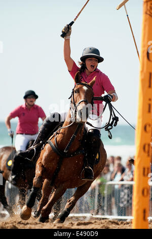 Watergate Bay, Cornwall, UK. 5. Juli 2014. Damen Polo passen im Veluve Clicquot Polo am Strand, Watergate Bay, Cornwall, 5. Juli 2014 gespielt wird. (Foto / Mark Pearson) Stockfoto