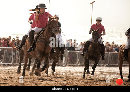 Watergate Bay, Cornwall, UK. 5. Juli 2014. Damen Polo passen im Veluve Clicquot Polo am Strand, Watergate Bay, Cornwall, 5. Juli 2014 gespielt wird. (Foto / Mark Pearson) Stockfoto