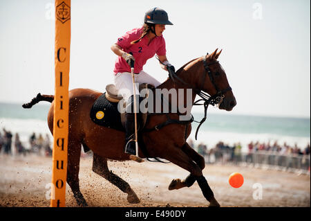 Watergate Bay, Cornwall, UK. 5. Juli 2014. Damen Polo passen im Veluve Clicquot Polo am Strand, Watergate Bay, Cornwall, 5. Juli 2014 gespielt wird. (Foto / Mark Pearson) Stockfoto