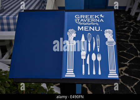 Griechisches Restaurant und Taverne mit Menü in traditionellen Farben. Stockfoto