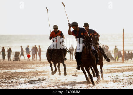 Watergate Bay, Cornwall, UK. 5. Juli 2014. Die professionelle Herren-Polo passen im Veluve Clicquot Polo am Strand, Watergate Bay, Cornwall, 5. Juli 2014 gespielt wird. (Foto / Mark Pearson) Stockfoto