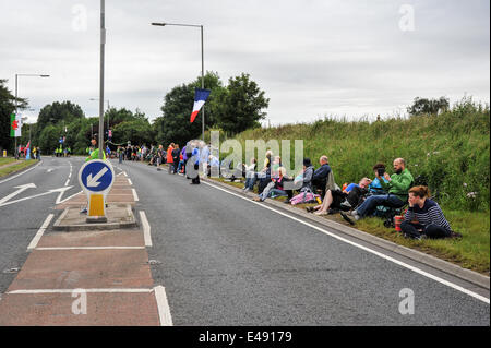 Green Hammerton, Yorkshire, Großbritannien. 6. Juli 2014. Menschenmassen am Straßenrand an Green Hammerton wartet auf die Tour De France-Credit: Richard Burdon/Alamy Live News Stockfoto