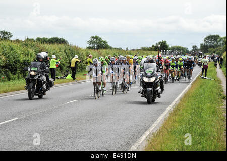 Green Hammerton, Yorkshire, Großbritannien. 6. Juli 2014. Das Hauptfeld auf der zweiten Etappe der Tour De France Kredit: Richard Burdon/Alamy Live News Stockfoto