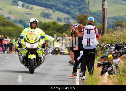 Addingham, Yorkshire, Großbritannien. 6. Juli 2014. Ein Lächeln auf den Lippen Polizei Motorradfahrer hohe Fives warten Zuschauer entlang der Strecke der Tour de France. Bildnachweis: Christina Bollen/Alamy Live-Nachrichten Stockfoto