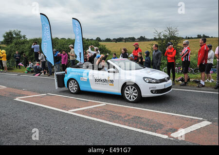 Green Hammerton, Yorkshire, Großbritannien. 6. Juli 2014. Willkommen bei Yorkshire Sponsoren Auto auf der Tour De France Kredit: Richard Burdon/Alamy Live News Stockfoto