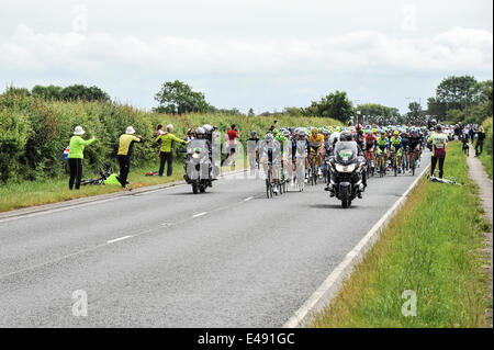 Green Hammerton, Yorkshire, Großbritannien. 6. Juli 2014. Das Hauptfeld auf der zweiten Etappe der Tour De France Kredit: Richard Burdon/Alamy Live News Stockfoto