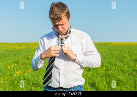 Geschäftsmann, bindet seine Krawatte gestreift-Morgen Stockfoto