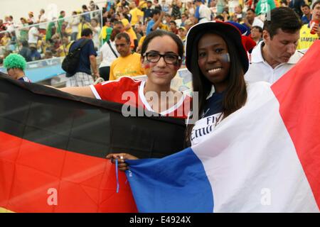 2014 FIFA World Cup Brasilien. Deutsch und Französisch Fans im Maracanã im Viertelfinale Spiel Frankreich 0-1 Deutschland. Rio De Janeiro, Brasilien, 4. Juli 2014. Stockfoto