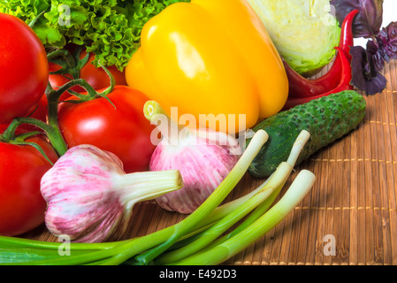 eine Reihe von gesunden Gemüse auf einer hölzernen Serviette Stockfoto