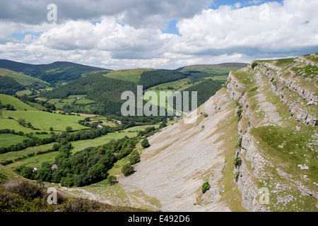 Eglwyseg Berg Kalkstein Escarpment über dem grünen Tal in der Nähe von Llangollen, Denbighshire, North Wales, UK, Großbritannien, Europa. Stockfoto